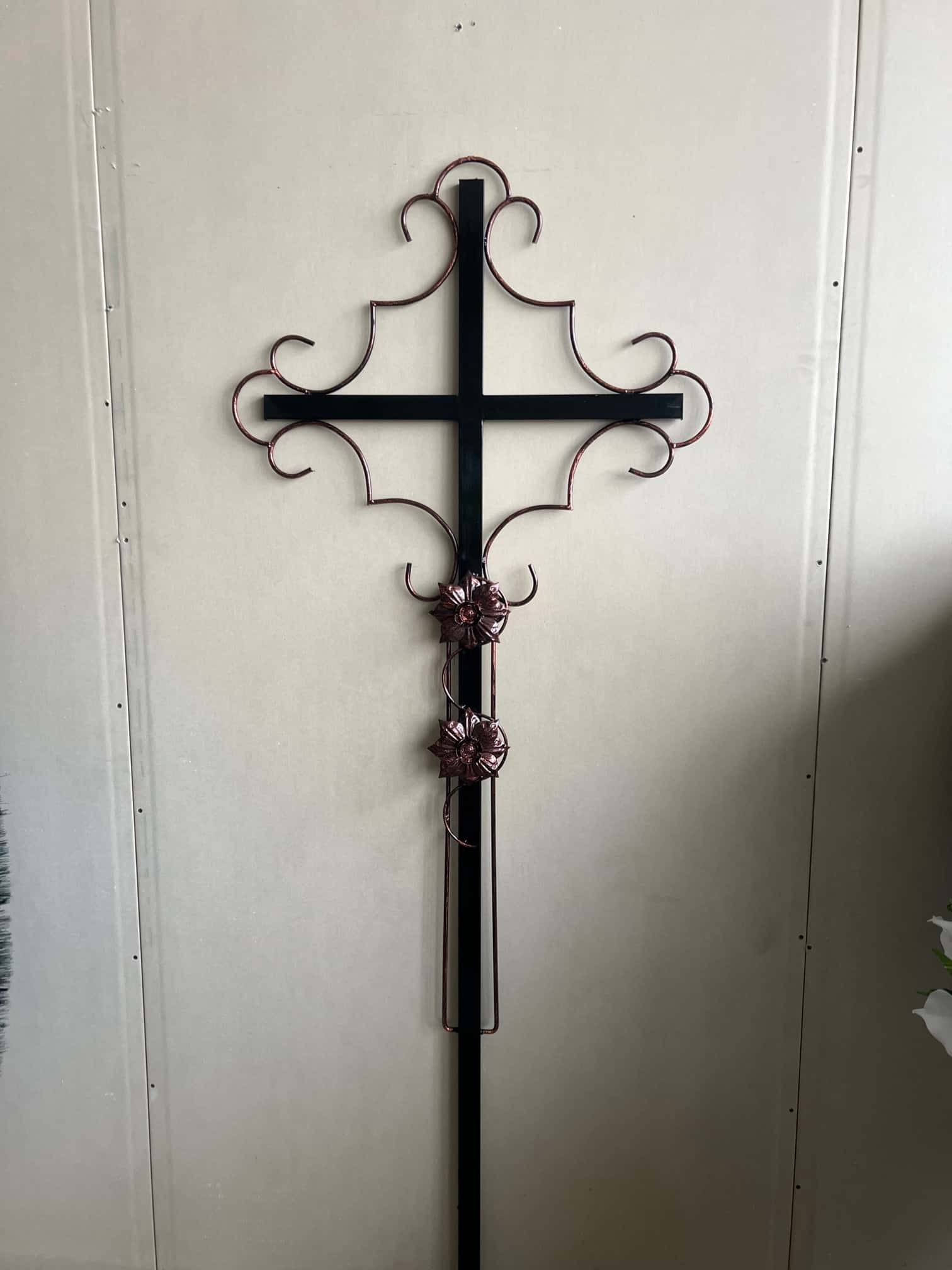 Cruce metalică cu 2 trandafiri și ornament circular - #321